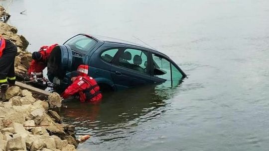 Janowiec. Samochód w Wiśle