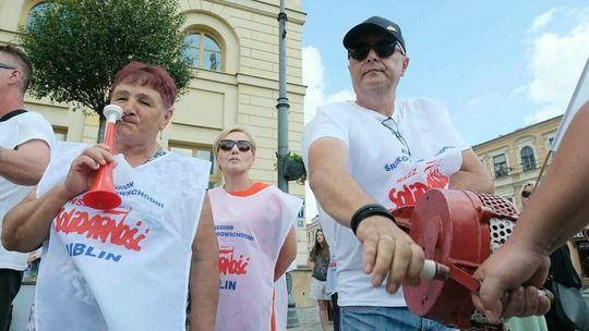 Protest pracowników DPS-ów przed lubelskim ratuszem Protest pracowników DPS-ów przed lubelskim ratuszem
