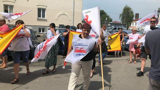 Protest związkowców z DPS przed Starostwem Powiatowym w Zamościu Protest związkowców z DPS przed Starostwem Powiatowym w Zamościu