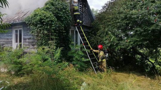 Pożar drewnianego budynku w Bochotnicy Pożar drewnianego budynku w Bochotnicy