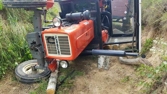 Przewrócenie się ciągnika w gminie Sułów 