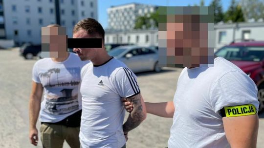 Mężczyźni zatrzymani przez policję Mężczyźni zatrzymani przez policję