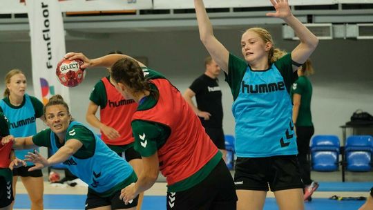 Trening piłkarek ręcznych MKS Funfloor na Globusie