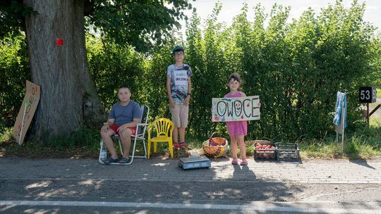 Krasienin. Dzieci sprzedają owoce Krasienin. Dzieci sprzedają owoce