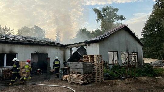 Pożar zakładu w Krężnicy Jarej