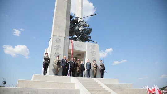 Pomnik Chwały Kawalerii i Artylerii Konnej. Rekonstrukcja bitwy pod Komarowem Pomnik Chwały Kawalerii i Artylerii Konnej. Rekonstrukcja bitwy pod Komarowem