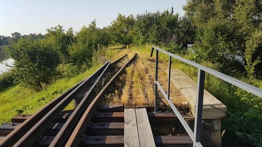 Zniszczony wiadukt wąskotorówki Zniszczony wiadukt wąskotorówki