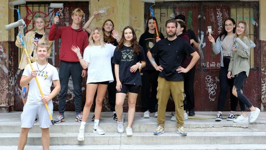 Młodzież odnowiła dworcową poczekalnię