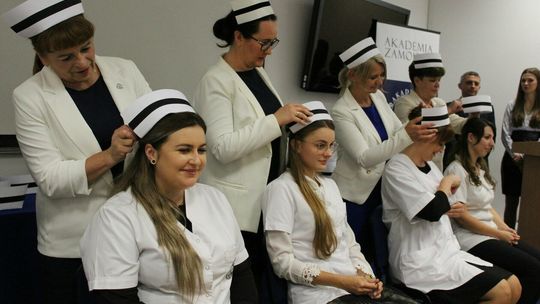 Czepkowanie w Akademii Zamojskiej - nowe pielęgniarki i pielęgniarze