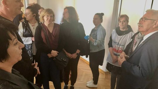Pracownicy DPS ze swoimi postulatami na sesji Rady Powiatu Zamojskiego