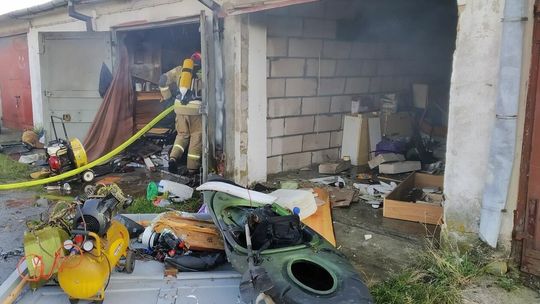 Akcja gaśnicza w garażu w Lubartowie