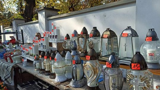 Ceny zniczy i kwiatów przed cmentarzem w Lublinie Ceny zniczy i kwiatów przed cmentarzem w Lublinie
