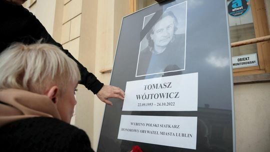 Opuszczenie flagi po śmierci Tomasza Wójtowicza