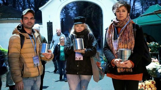 Poniedziałkowa kwesta na cmentarzu przy ul. Lipowej