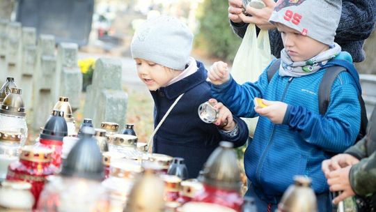 1 listopada na cmentarzu przy ul. Lipowej