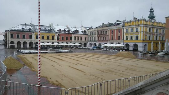 Montaż lodowiska na Rynku Wielkim w Zamościu