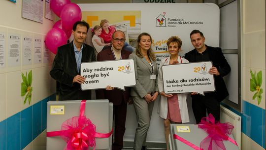 Przekazanie łóżek od Fundacji Ronalda McDonalda dla szpitala
