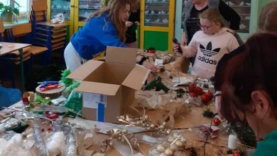 Stroiki na charytatywny kiermasz dla szkoły w Gozdowie Stroiki na charytatywny kiermasz dla szkoły w Gozdowie