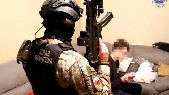 Policja i zatrzymania w sprawie gangu samochodowego