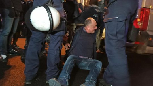 Policja wynosi rolników z urzędu wojewódzkiego