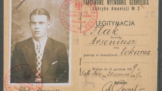 Legitymacja służbowa Arseniusza Flaka zatrudnionego na stanowisk tokarza w Fabryce Amunicji nr 2 w Kraśniku Państwowych Wytwórniach Uzbrojenia.  Dąbrowa Bór, 20 czerwca 1939 r.