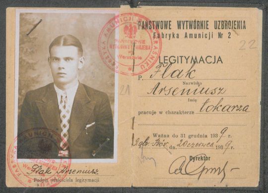 Legitymacja służbowa Arseniusza Flaka zatrudnionego na stanowisk tokarza w Fabryce Amunicji nr 2 w Kraśniku Państwowych Wytwórniach Uzbrojenia.  Dąbrowa Bór, 20 czerwca 1939 r.