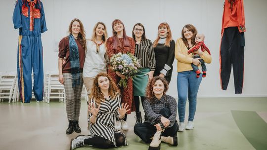 Od prawej: stoją Anita Krylova, Diana Slobodianiuk, Aleksandra Rutkowska, Marta Sienkiewicz, Ivanna Kitliaruk; siedzą: Agata Wytrzyszczewska i Ola Korolczuk. W tle z prawej widać kostium Aleksandry Rutkowskiej, z lewej Diany Slobodianiuk