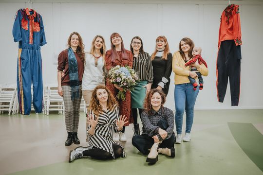 Od prawej: stoją Anita Krylova, Diana Slobodianiuk, Aleksandra Rutkowska, Marta Sienkiewicz, Ivanna Kitliaruk; siedzą: Agata Wytrzyszczewska i Ola Korolczuk. W tle z prawej widać kostium Aleksandry Rutkowskiej, z lewej Diany Slobodianiuk