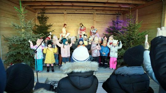 Kolęda dzieci z przedszkoli Król Maciuś I i II w szopce miejskiej