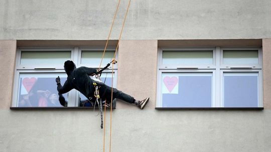 Superbohaterowie na budynku Uniwersyteckiego Szpitala Dziecięcego