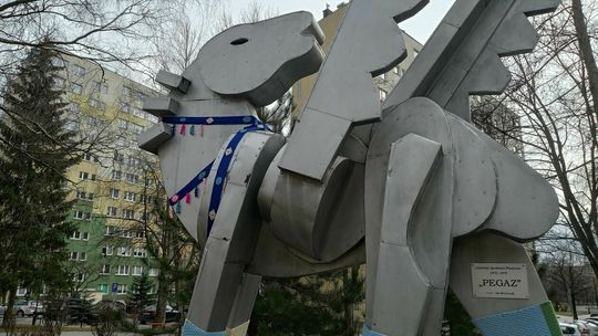 Rzeźba pegaza na LSM ozdobiona włóczką