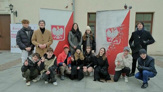 Projekt Młodzi Głosem Przyszłości. Happening uczniów prywatnego LO im Królowej Jadwigi Projekt Młodzi Głosem Przyszłości. Happening uczniów prywatnego LO im Królowej Jadwigi