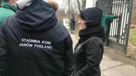 Protest przed stadniną koni w Janowie Podlaskim