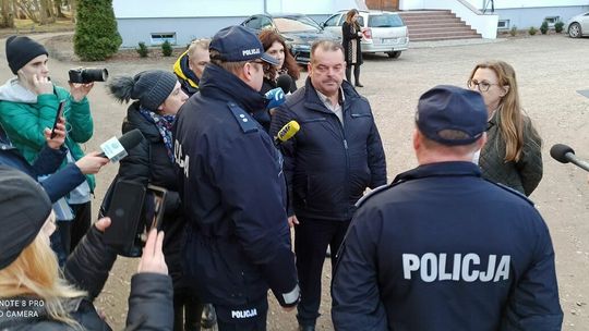 Hanna Sztuka wchodzi do SK Janów Podlaski razem z policją Hanna Sztuka wchodzi do SK Janów Podlaski razem z policją