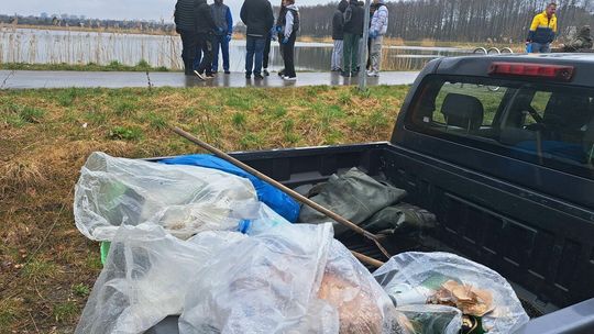 Sprzątamy las wokół nas - akcja nad zamojskim zalewem Sprzątamy las wokół nas - akcja nad zamojskim zalewem
