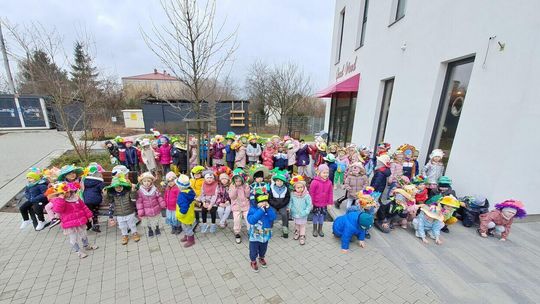 Wiosenna parada w kapeluszach. Maluchy z Przedszkola nr 89 na tropie nowej pory roku Wiosenna parada w kapeluszach. Maluchy z Przedszkola nr 89 na tropie nowej pory roku