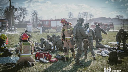 Atak rakietowy na szkołę. Terytorialsi ćwiczyli ze strażakami i ratownikami medycznymi