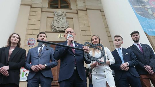 Klucze do miasta w studenckich dłoniach Klucze do miasta w studenckich dłoniach