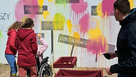 Kolorem w szarość. Happening przeciwko dyskryminacji