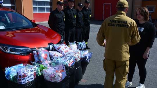 Kolorowe poduszki dla zamojskich strażaków