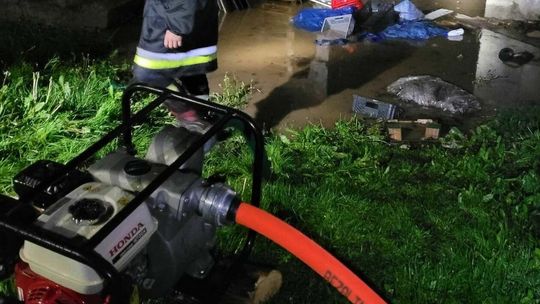 Strażacy przy pracy po intensywnych opadach deszczu Strażacy przy pracy po intensywnych opadach deszczu