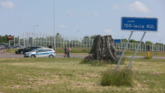 Kolejny wypadek na rondzie z pniakiem Kolejny wypadek na rondzie z pniakiem