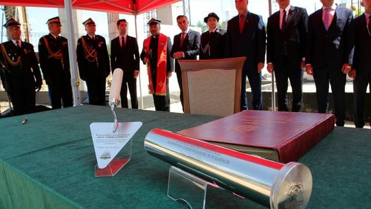 Wmurowanie aktu erekcyjnego pod komendę straży Wmurowanie aktu erekcyjnego pod komendę straży