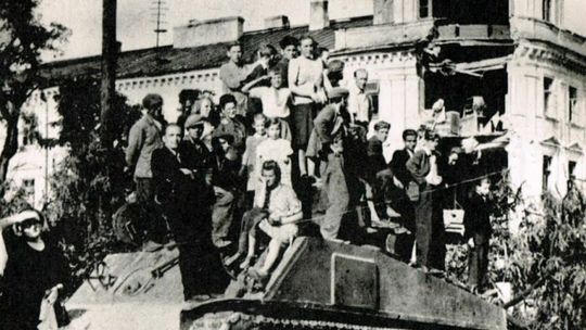 13. Festyn Pasje Ludzi Pozytywnie Zakręconych. Zdjęcie z czołgiem hitem