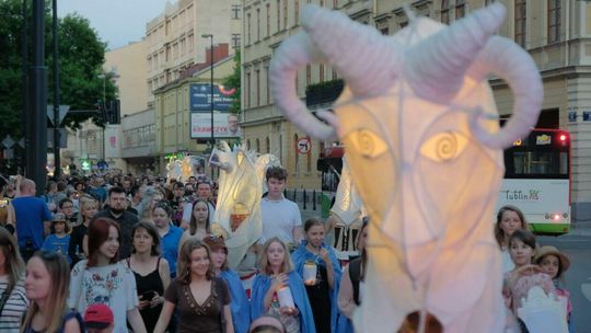 Świetlny korowód rozpoczął Międzynarodowy Festiwal Literatury i Rozwoju Dzieci Alfabet Świetlny korowód rozpoczął Międzynarodowy Festiwal Literatury i Rozwoju Dzieci Alfabet