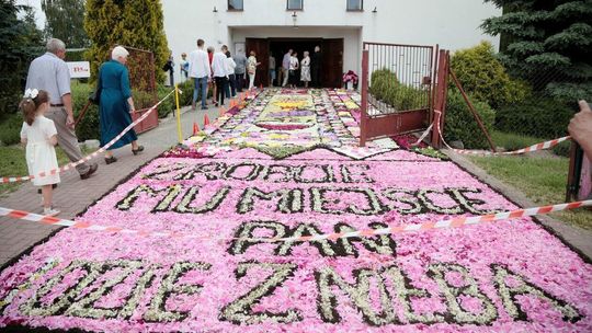 Kwiatowy dywan w Parafii Św. Kingii w Świdniku 