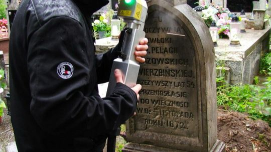 Czyszczenie nagrobków laserem Czyszczenie nagrobków laserem