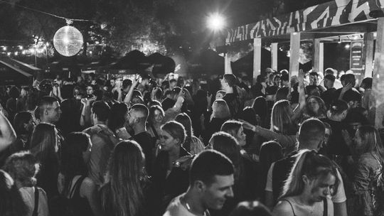 PLENER. Zabawa pod chmurką