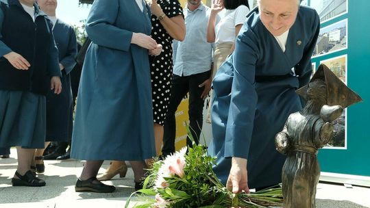 7 rzeźba lubelskiego koziołka to Marianna - Siostra Szarytka z sercem na dłoni przed SPSK 1