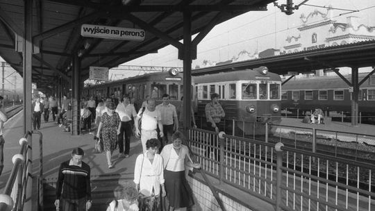 Wyjście na peron 3. Pasażerowie
